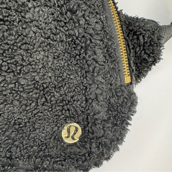 Lululemon Everywhere Fleece Belt Bag Black Gold Zipper Sherpa Crossbody - Picture 2 of 9